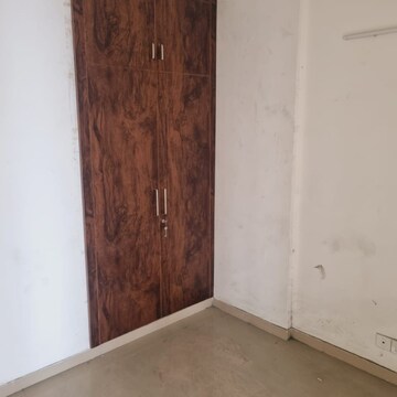 Room in 2 BHK Apartment at Antriksh Golf View, Sector 78 – for Rent