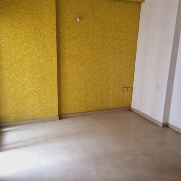 Room in 2 BHK Apartment at Antriksh Golf View, Sector 78 – for Rent