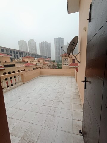 Kitchen in 3.5 BHK Villa at Amrapali Leisure Valley, Tech Zone 4 Greater Noida – for Rent