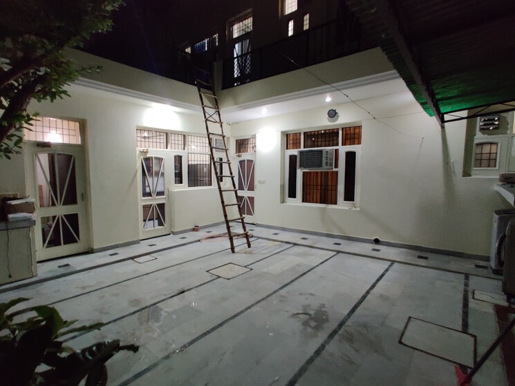  Parking, sector 17 5 Bedroom 250 Sq.Yd. Villa In Sector 17 Panchkula 8035821