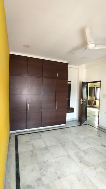 Room in 3 BHK Apartment at Begumpet – for Rent
