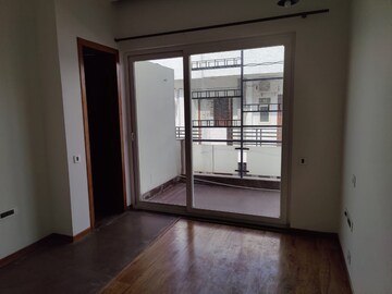 Room in 4 BHK Builder Floor at Ansal Sushant Lok I, Sector 43 – for Rent