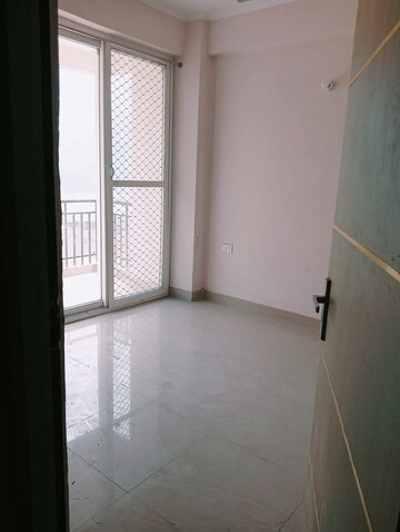Room in 3 BHK Apartment at Amrapali Golf Homes, Sector 4, Greater Noida – for Sale