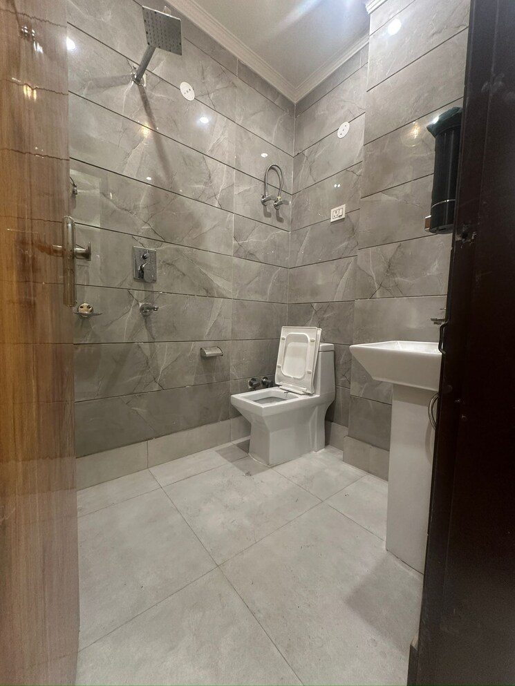 Attached Bathroom, dwarka mor 4 Bedroom 1080 Sq.Ft. Builder Floor In Dwarka Mor Delhi 8035887