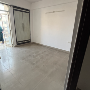 Room in 3 BHK Apartment at Ramprastha Zen Spire, Vaishali Extension – for Rent