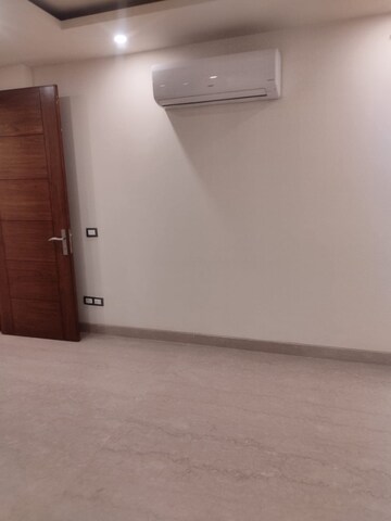 Room in 4 BHK Builder Floor at DLF Plaza Tower, Sector 26a – for Rent