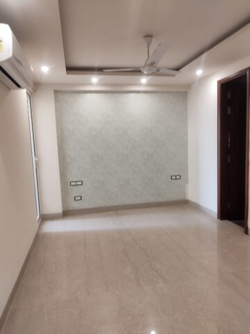 Room in 4 BHK Builder Floor at DLF Plaza Tower, Sector 26a – for Rent