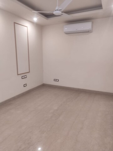 Room in 4 BHK Builder Floor at DLF Plaza Tower, Sector 26a – for Rent
