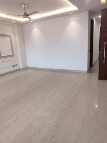 Room in 4 BHK Builder Floor at DLF Plaza Tower, Sector 26a – for Rent