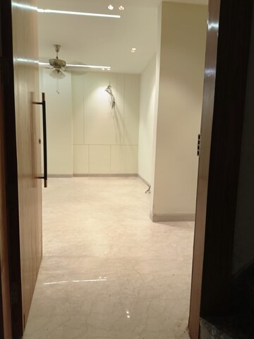 Room in 4 BHK Builder Floor at Ansal Sushant Lok I, Sector 43 – for Rent