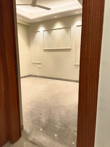 Room in 4 BHK Builder Floor at Ansal Sushant Lok I, Sector 43 – for Rent