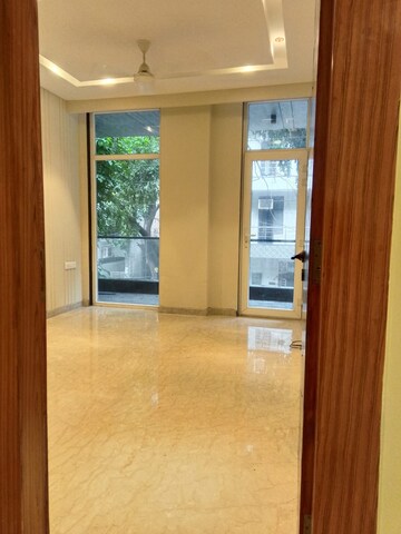 Room in 4 BHK Builder Floor at Ansal Sushant Lok I, Sector 43 – for Rent