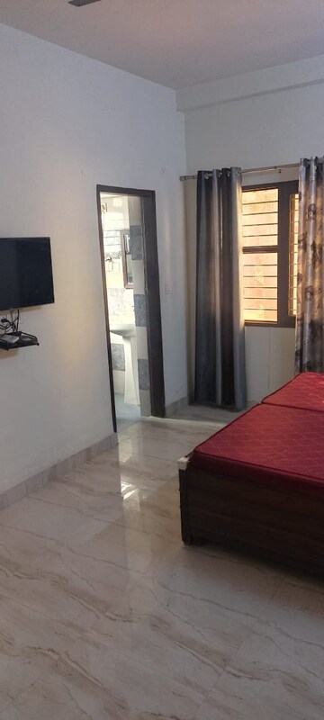 Master Bedroom in 1 RK Independent House at Unitech Arcadia, South City 2 – for Rent