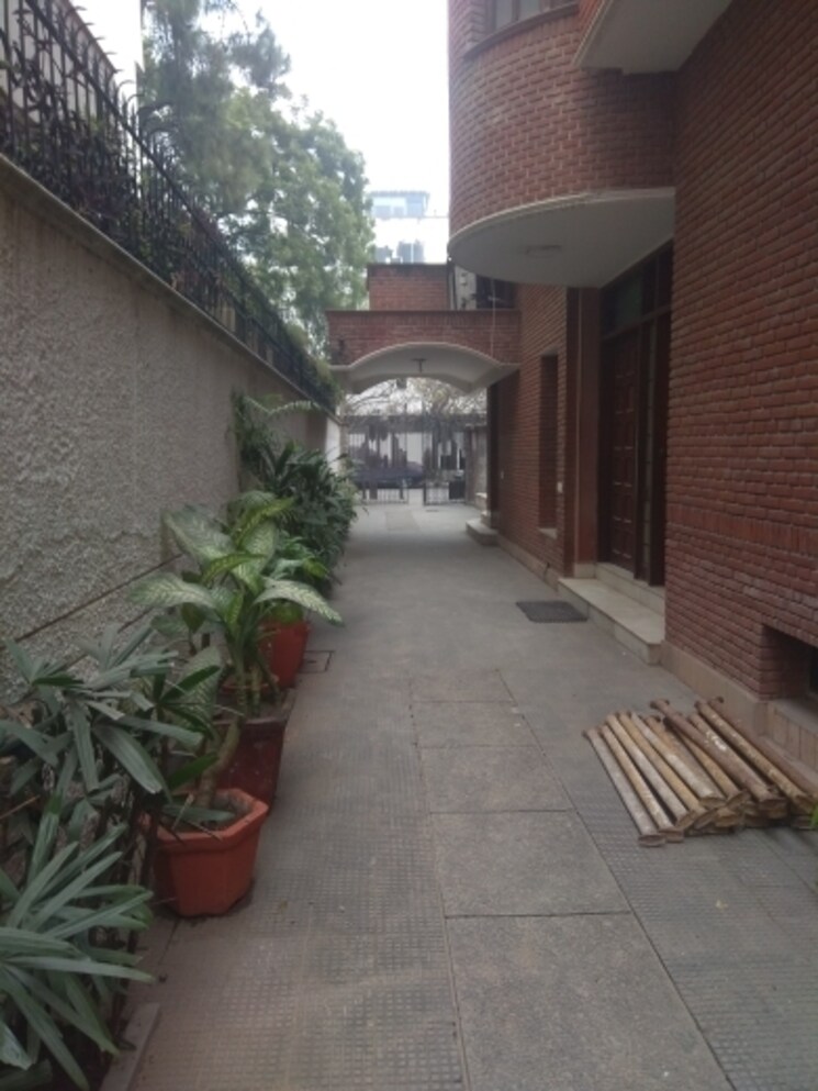  Parking, maharani bagh 5 Bedroom 1100 Sq.Yd. Independent House In Maharani Bagh Delhi 8036464