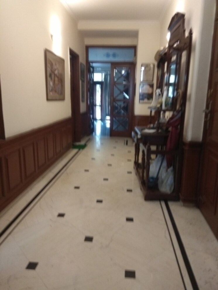  Parking, maharani bagh 5 Bedroom 1100 Sq.Yd. Independent House In Maharani Bagh Delhi 8036464