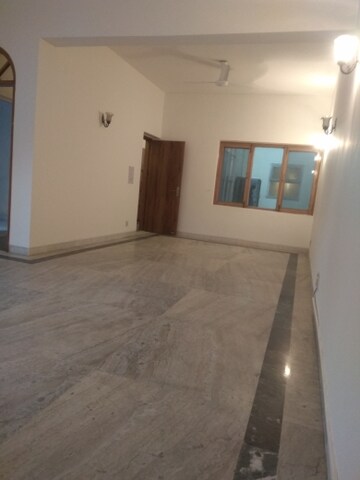 Room in 5 BHK Independent House at Maharani Bagh – for Sale