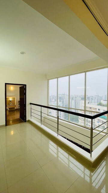 Room in 4 BHK Apartment at Parsvnath Planet, Vibhuti Khand – for Rent