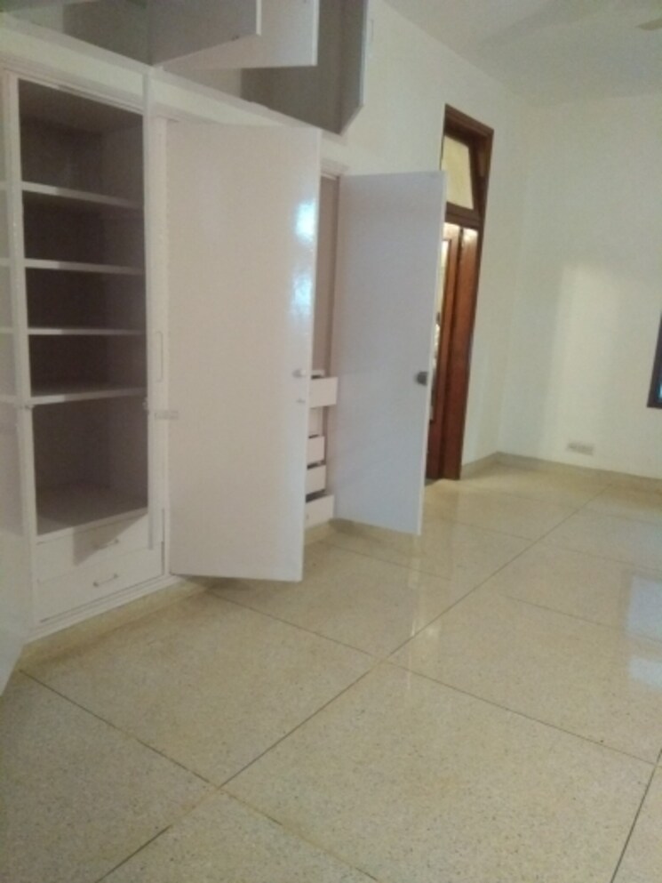 Room, maharani bagh 6+ Bedroom 1850 Sq.Yd. Independent House In Maharani Bagh Delhi 8036534