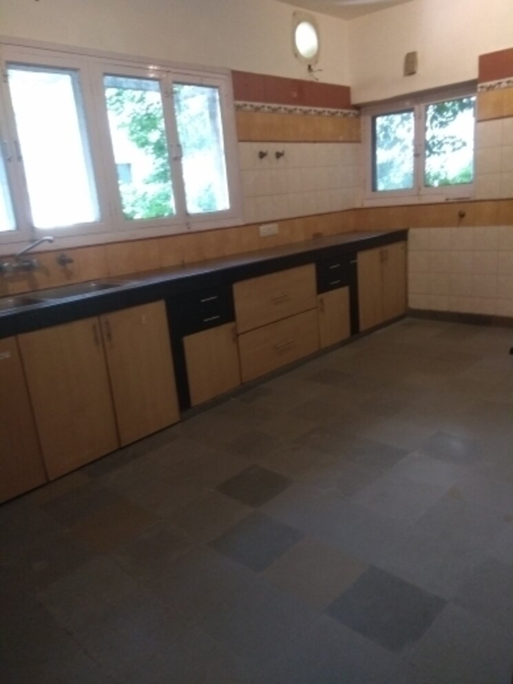 Room, maharani bagh 6+ Bedroom 1850 Sq.Yd. Independent House In Maharani Bagh Delhi 8036534