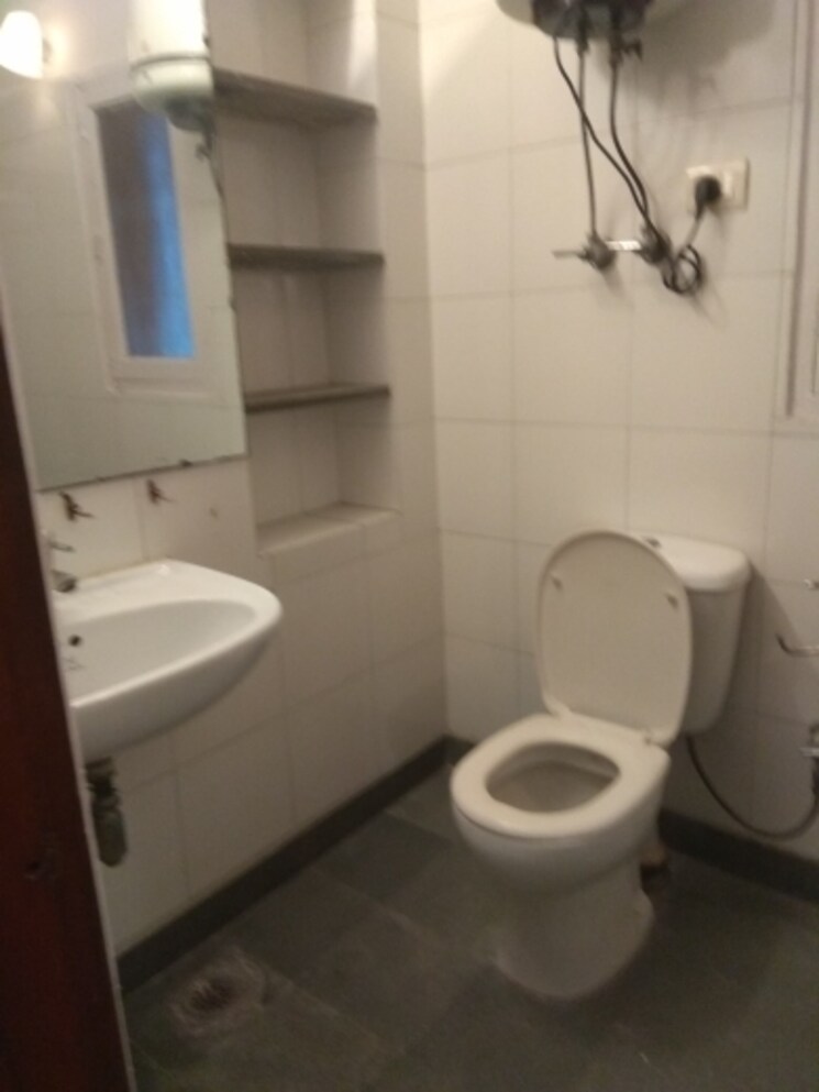 Bathroom, maharani bagh 6+ Bedroom 1850 Sq.Yd. Independent House In Maharani Bagh Delhi 8036534