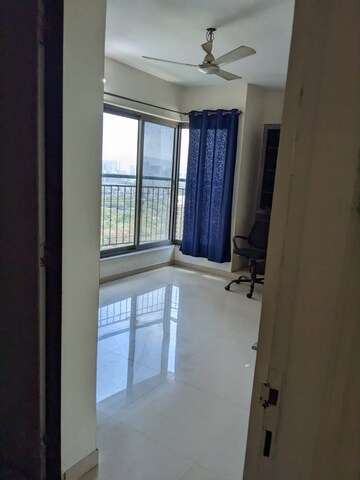 Room in 3 BHK Apartment at Neelkanth Greens, Thane West – for Rent