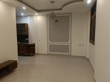 Room in 3 BHK Apartment at DLF Atria, Dlf Phase ii – for Rent