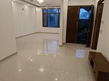 Room in 3 BHK Apartment at DLF Atria, Dlf Phase ii – for Rent
