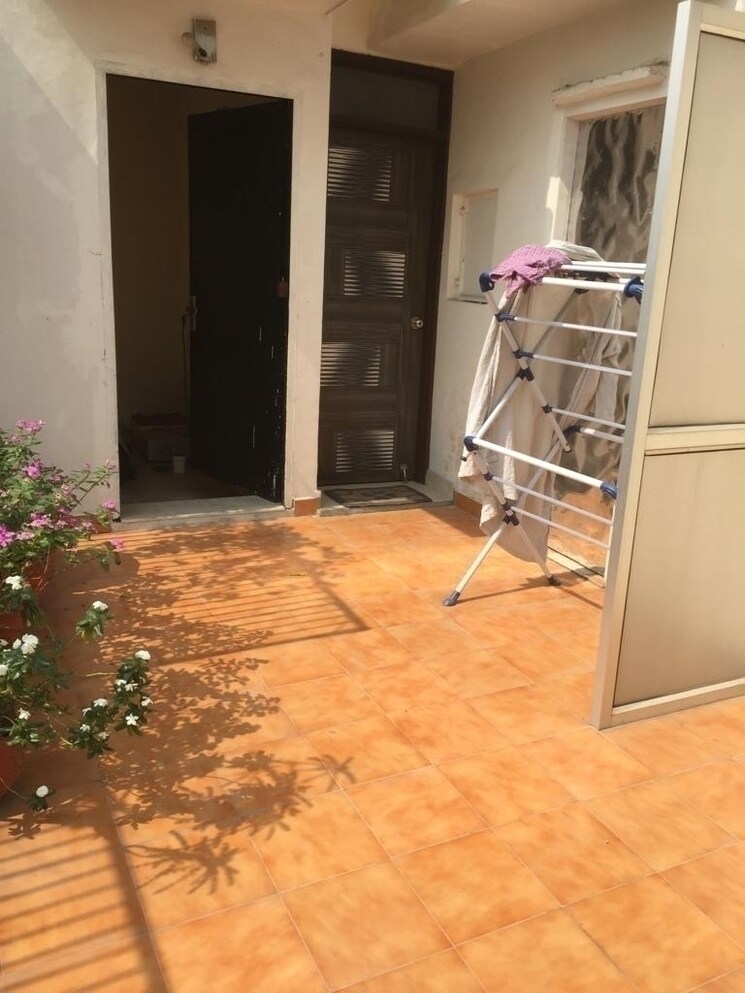 Room, new friends colony 6 Bedroom 500 Sq.Yd. Independent House In New Friends Colony Delhi 8036628