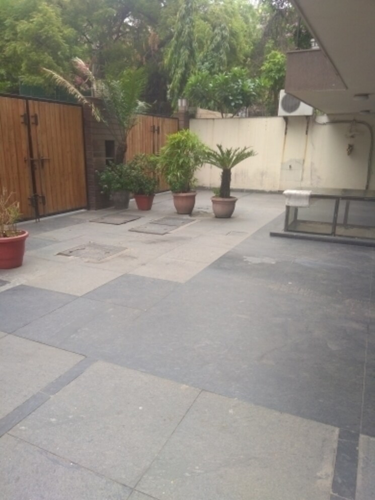  Parking, new friends colony 6 Bedroom 500 Sq.Yd. Independent House In New Friends Colony Delhi 8036695