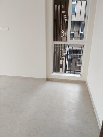 Room in 1 BHK Apartment at Dosti Oro 67, Kandivali West – for Rent