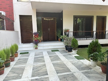 Parking in 3 BHK Builder Floor at Unitech South City 1, South City 1 – for Sale