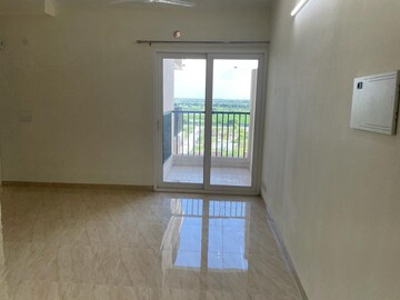 Room in 2.5 BHK Apartment at Gaur Yamuna City 16th Park View, Gaur Yamuna City – for Sale