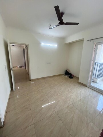 Room in 2.5 BHK Apartment at Gaur Yamuna City 16th Park View, Gaur Yamuna City – for Sale