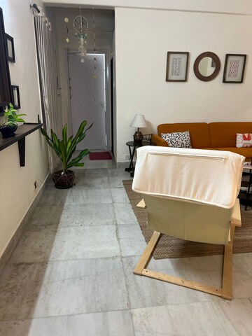Team Area in 1 BHK Apartment at Bandra West – for Rent