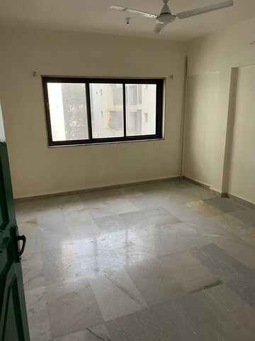 Room in 1 BHK Apartment at Mangal Gyan, Khar West – for Rent
