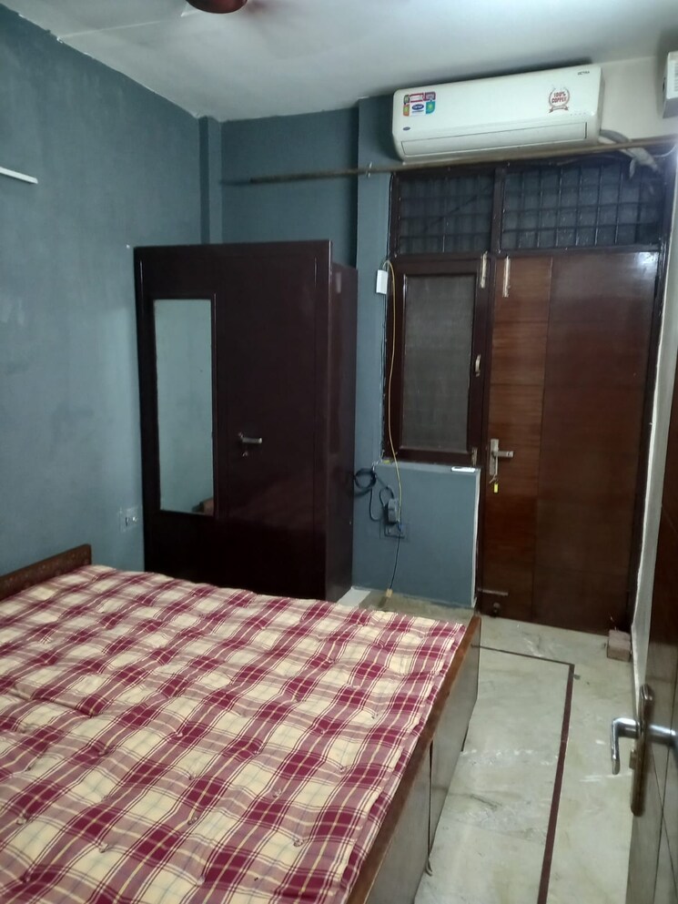Bedroom, paschim vihar 2.5 Bedroom 84 Sq.Yd. Builder Floor In Paschim Vihar Delhi 8037295
