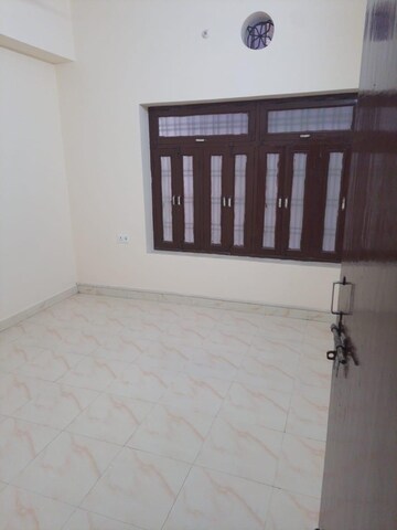 Room in 6+ BHK Independent House at Gomti Nagar – for Rent