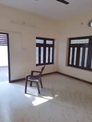 Room in 6+ BHK Independent House at Gomti Nagar – for Rent