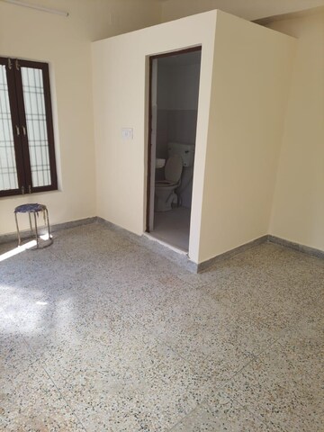 Room in 6+ BHK Independent House at Gomti Nagar – for Rent