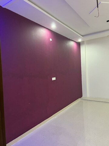 Room in 2 BHK Apartment at Aliganj – for Rent