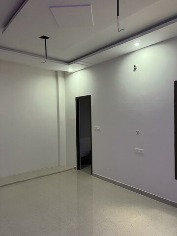 Room in 2 BHK Apartment at Aliganj – for Rent