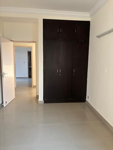 Room in 3 BHK Apartment at DLF Regency Park II, Sector 27 – for Rent