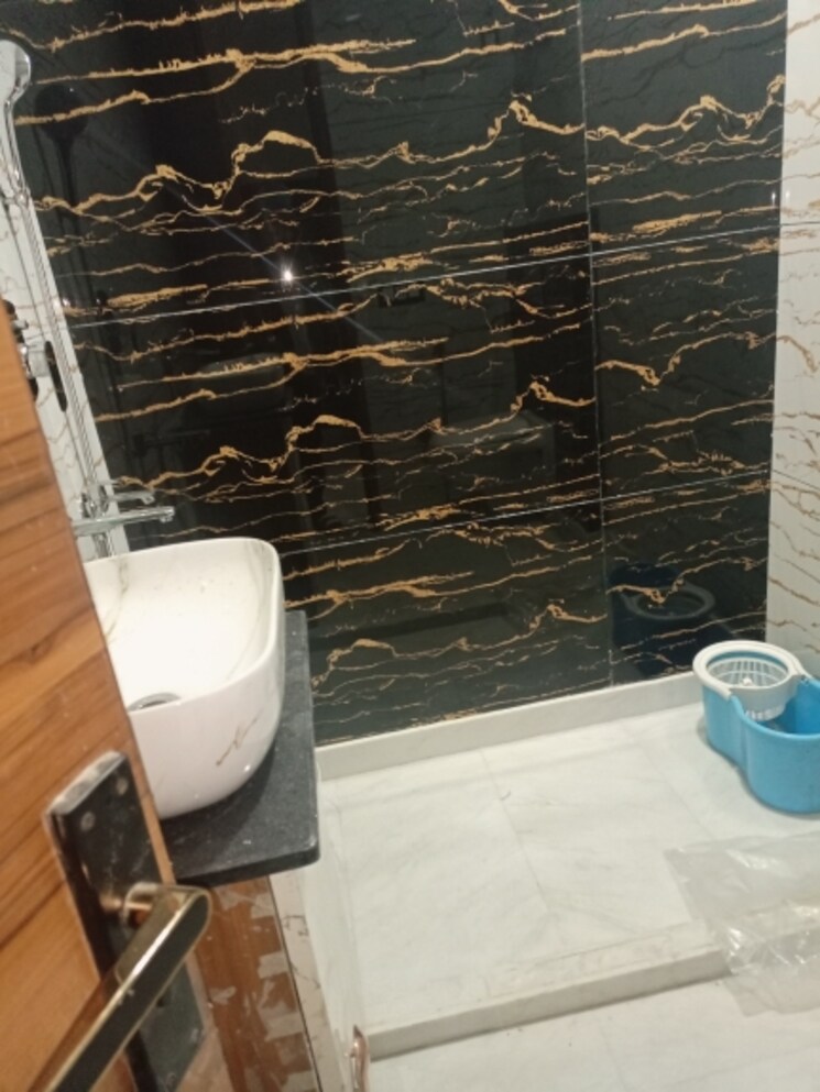 Bathroom, kirti nagar 3 Bedroom 1100 Sq.Ft. Builder Floor In Kirti Nagar Delhi 8037574