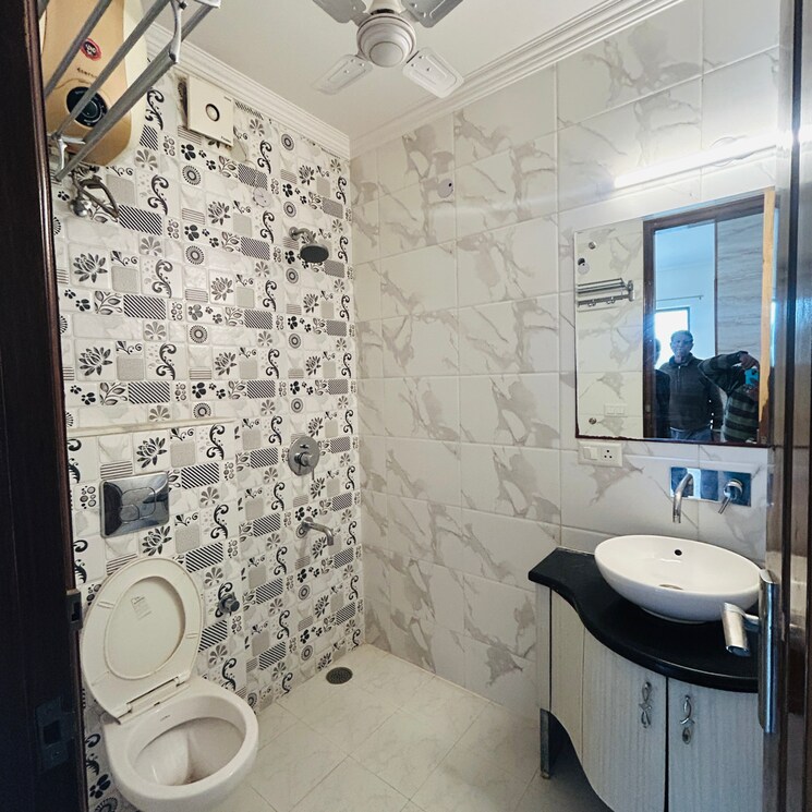 Bathroom, palam-vihar-residents-association 3.5 Bedroom 3300 Sq.Ft. Builder Floor In Palam Vihar Gurgaon 8037619