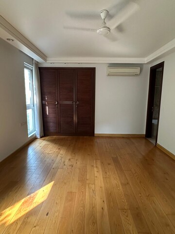 Room in 4 BHK Apartment at Safdarjang Enclave – for Rent