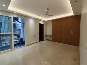 Room in 4 BHK Apartment at Safdarjung Development Area – for Rent