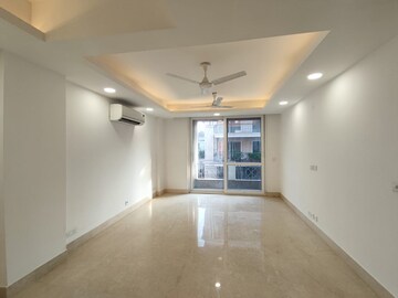 Room in 4 BHK Apartment at Safdarjung Development Area – for Rent