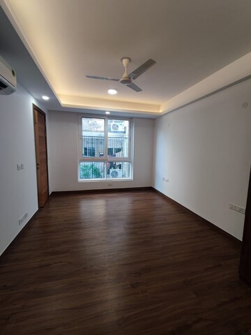 Room in 4 BHK Apartment at Safdarjung Development Area – for Rent