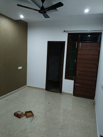 Room in 3 BHK Builder Floor at Dhakoli Village – for Rent