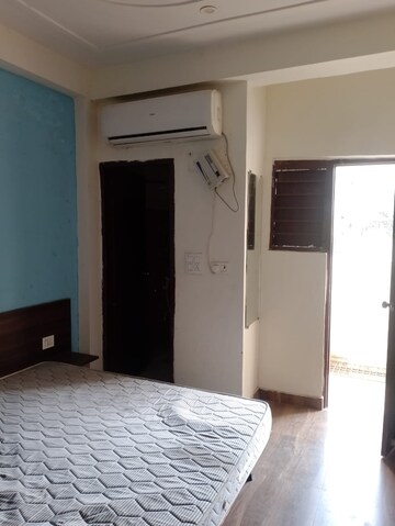 Room in 3 BHK Builder Floor at Milan CGHS, Sector 39 – for Rent
